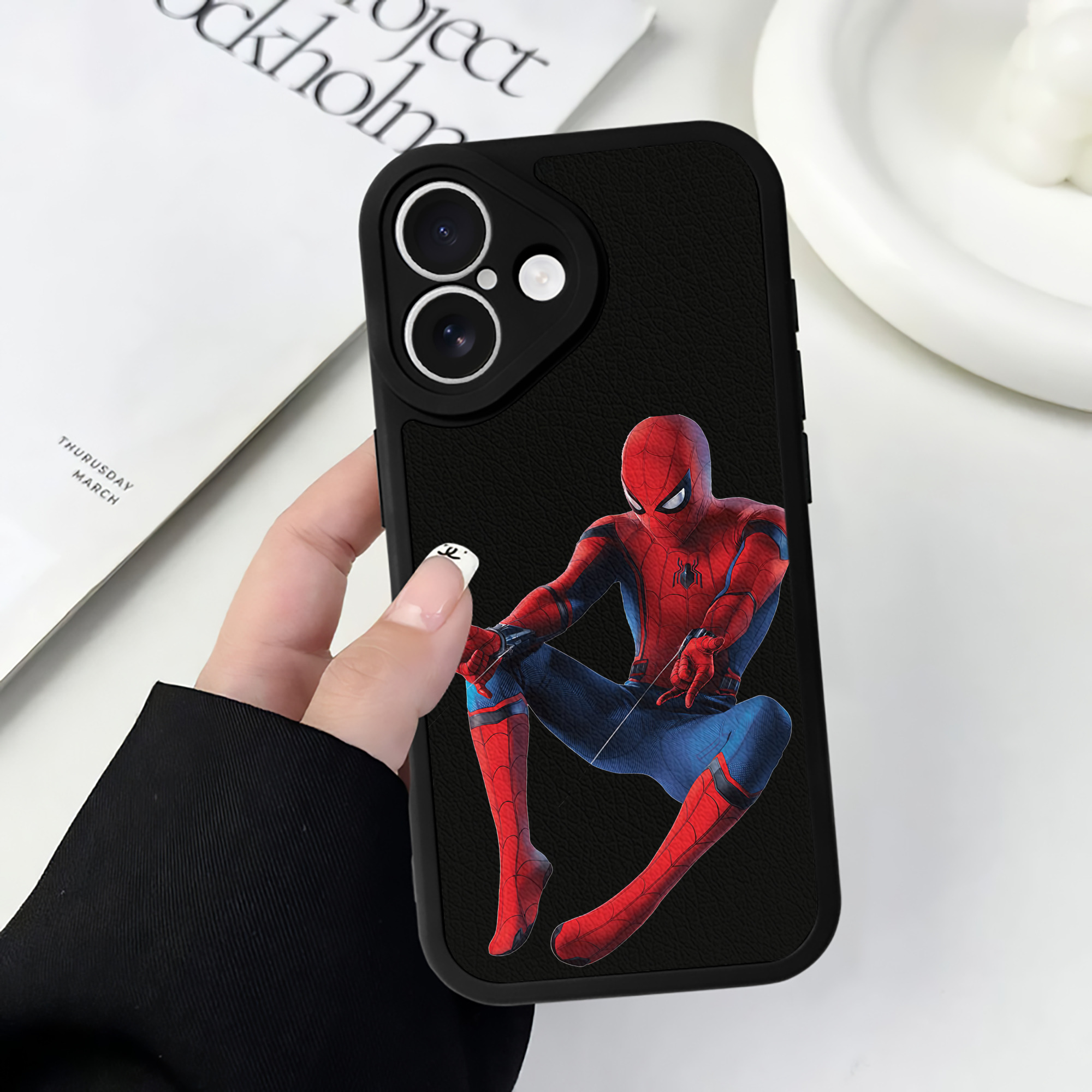 Spider Man スパイダーマン 【iPhone 16シリーズ対応】シリコンスマホケース（レザー調） 材質：シリコン
